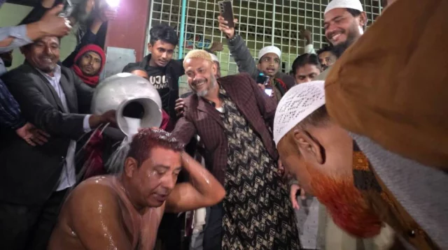 দুধ দিয়ে গোসল করে জামায়াতে যোগ দিলেন মৎস্যজীবী দল নেতা