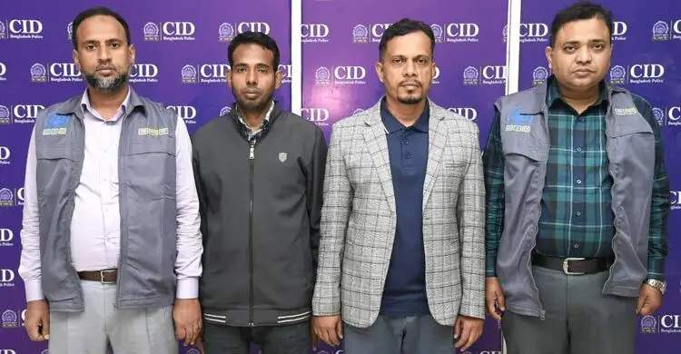 মোবাইল ফোনেই চলছিল তথ্য চুরি ও টাকার লেনদেন