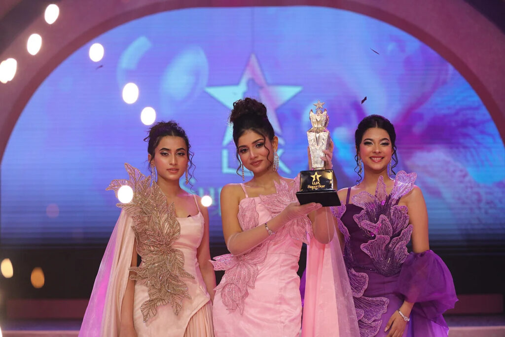 লাক্স সুপারস্টার সেরা সুন্দরীর পুরস্কার জিতলেন বর্ণিতা