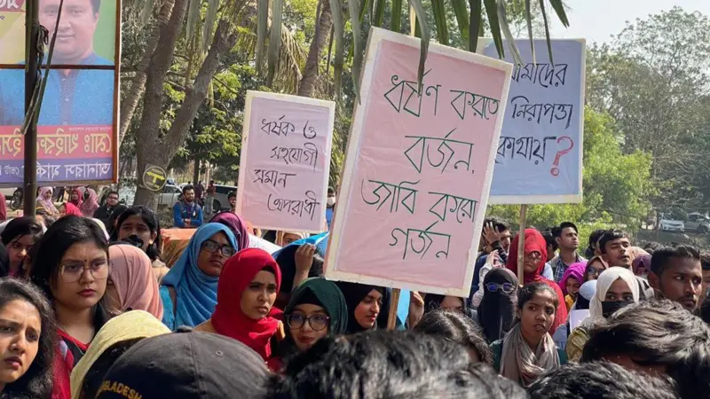 জাহাঙ্গীরনগরে ছাত্রী ধর্ষণচেষ্টার প্রতিবাদে মশাল হাতে শিক্ষার্থীদের বিক্ষোভ