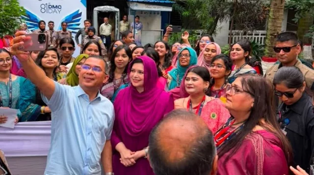ঢামেকের ৮০ বছর পূর্তি অনুষ্ঠানে প্রধানমন্ত্রী, তুললেন সেলফি