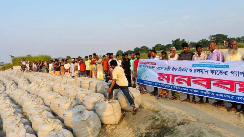 করতোয়া নদীর ভাঙন রোধে স্থায়ী বাঁধ নির্মাণের দাবিতে মানববন্ধন