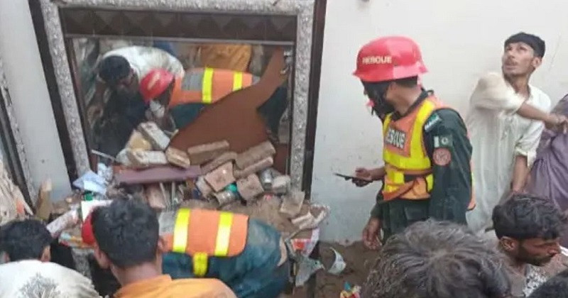 পাকিস্তানে কোচিং সেন্টারের ছাদ ধসে ১৪ শিশুর মৃত্যু