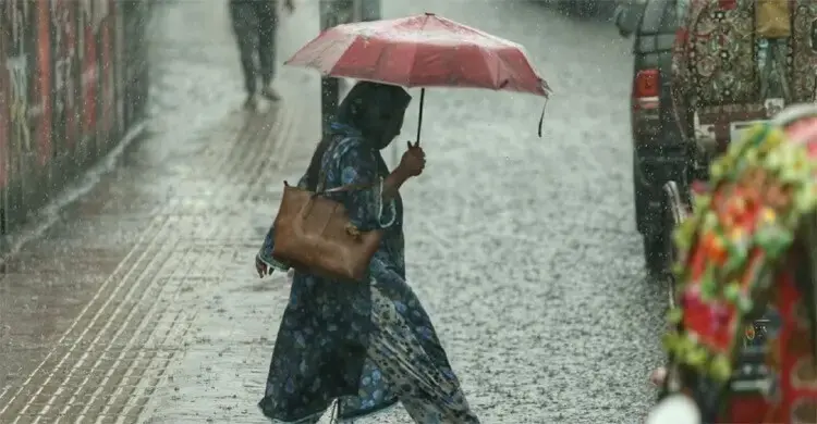 চার বিভাগে অতিভারী বৃষ্টির আভাস, পাহাড়ি এলাকায় ভূমিধসের শঙ্কা