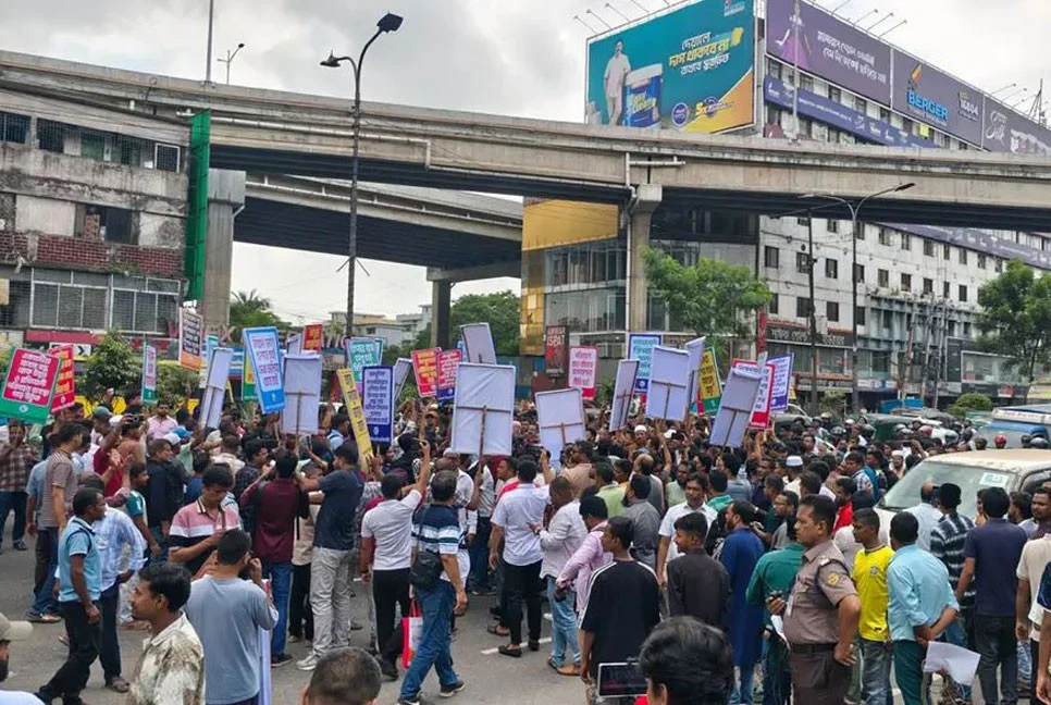 অবৈধ স্লিপার বাসের বৈধতার দাবিতে রাজধানীতে সড়ক অবরোধ
