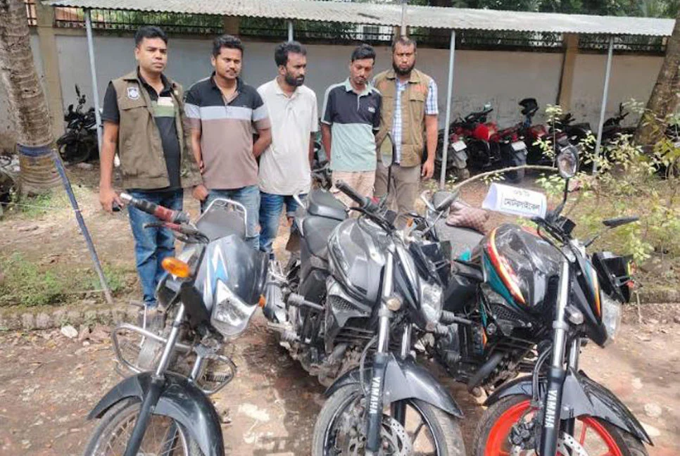 অভয়নগরে তিন সন্ত্রাসী আটক, অস্ত্র-গুলিসহ মোটরসাইকেল জব্দ
