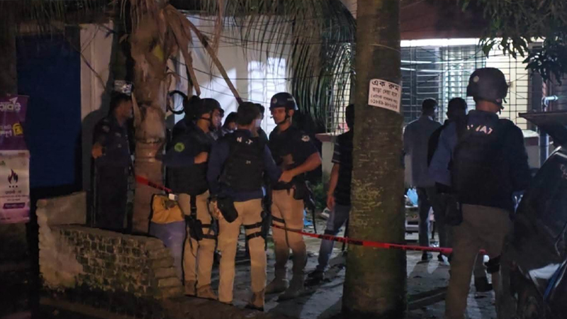 সাভারে জেএমবির আস্তানায় অভিযান, ১১ বোমা ও বিস্ফোরক তৈরির সরঞ্জাম উদ্ধার