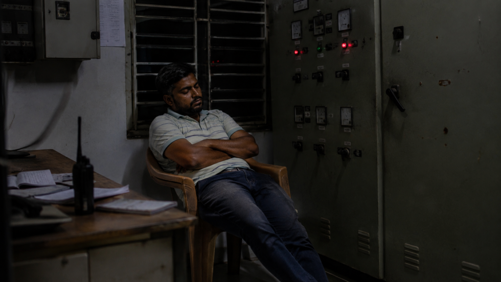 বিদ্যুৎ বিভ্রাটে জনজীবন বিপর্যস্ত, দায়িত্বে থাকা কর্মীর ‘ঘুম’ নিয়ে তোলপাড়