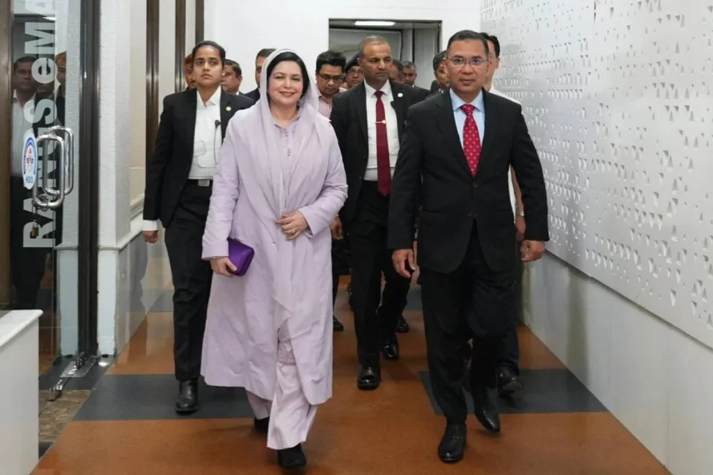 জাপান সফর শেষে দেশে ফিরেছেন প্রধানমন্ত্রী